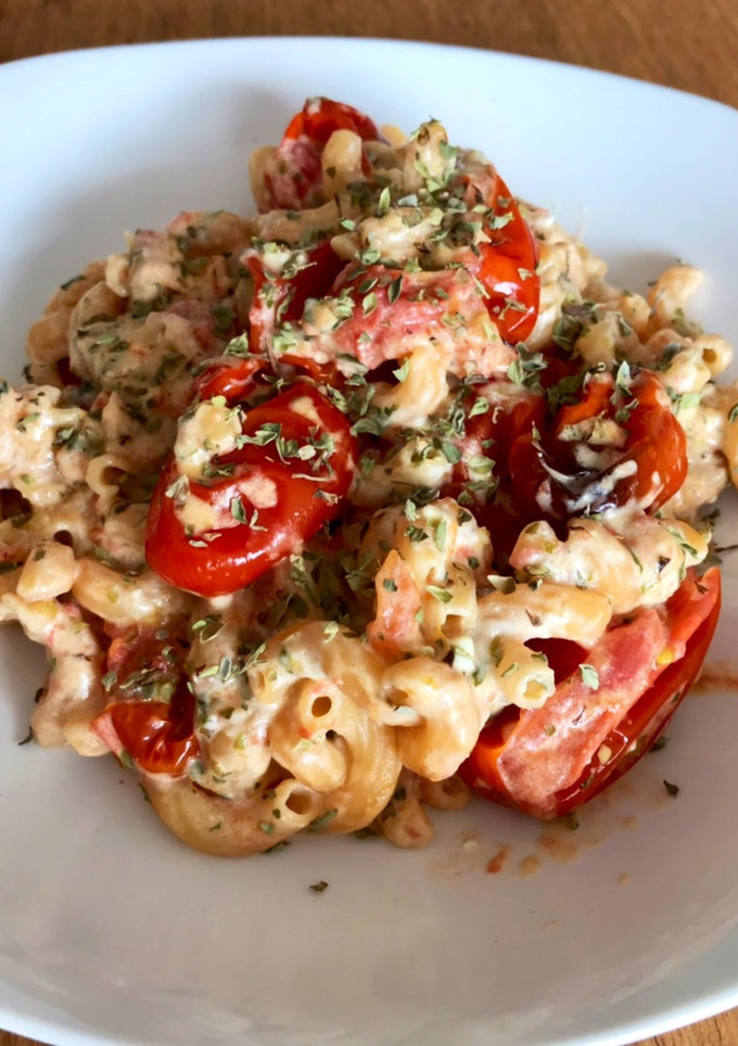 Una foto de Pasta de lentejas rojas con salsa de queso feta y tomates cherry