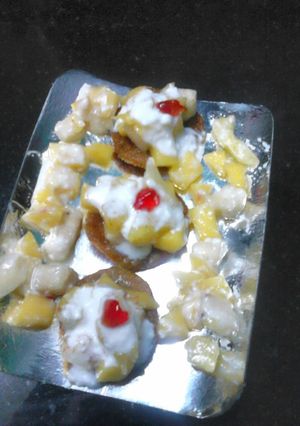 A picture of Spinch mathri fruit chat.
