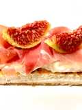 Bruschetta con stracciatella crudo e fichi