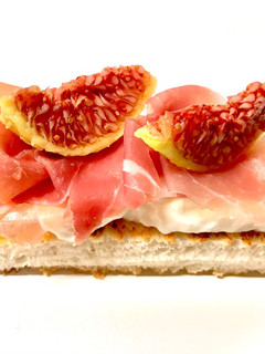Foto di Bruschetta con stracciatella crudo e fichi