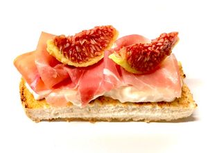 Foto di Bruschetta con stracciatella crudo e fichi