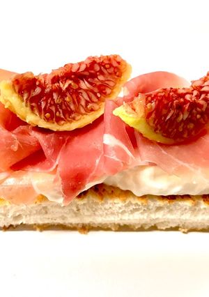 Foto di Bruschetta con stracciatella crudo e fichi