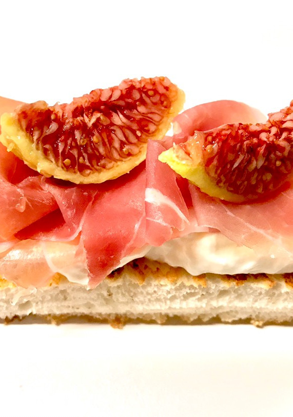 Foto di Bruschetta con stracciatella crudo e fichi