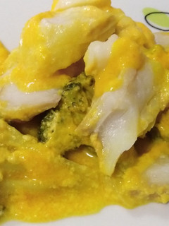 Una foto de Bacalao con salsa de zanahoria