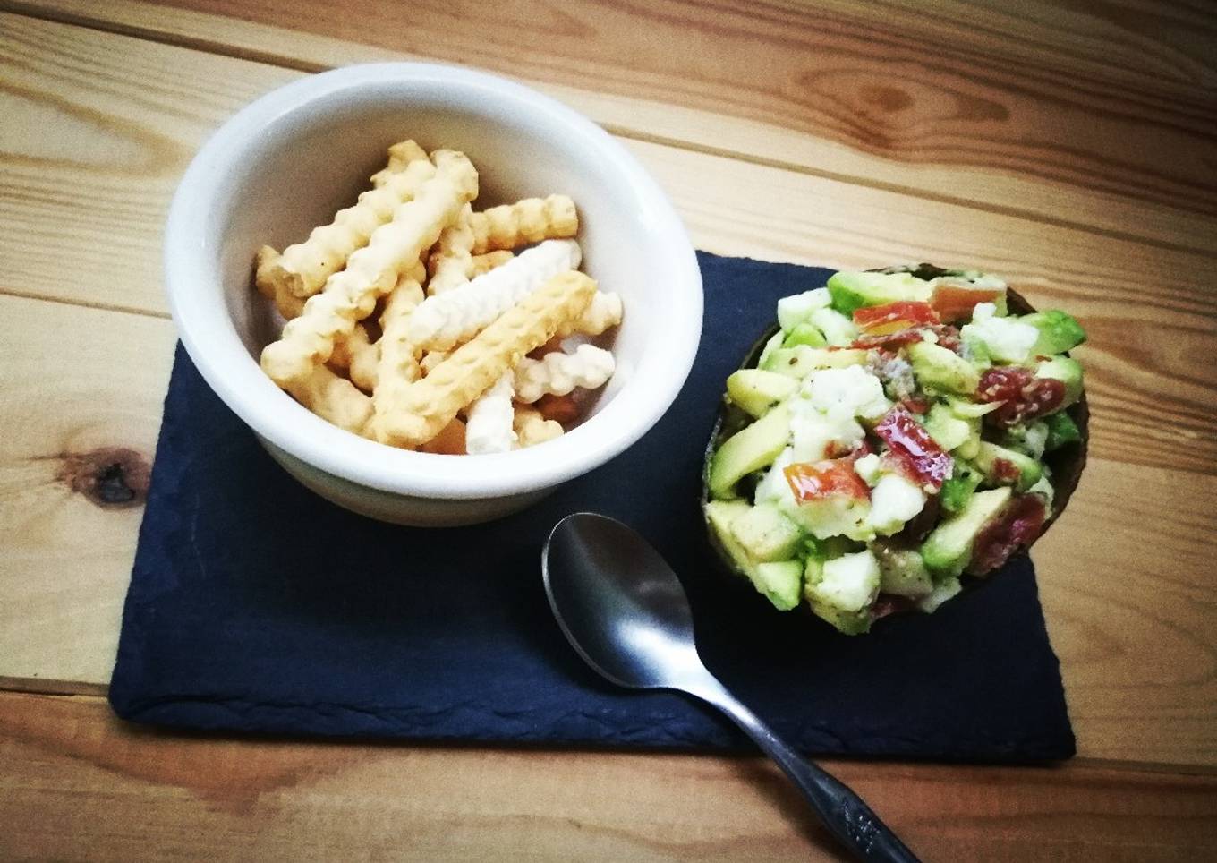 Aguacate relleno con jamón curado y mozzarella