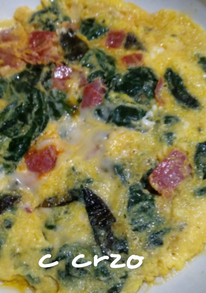 Una foto de Tortilla de queso, chorizo y espinacas