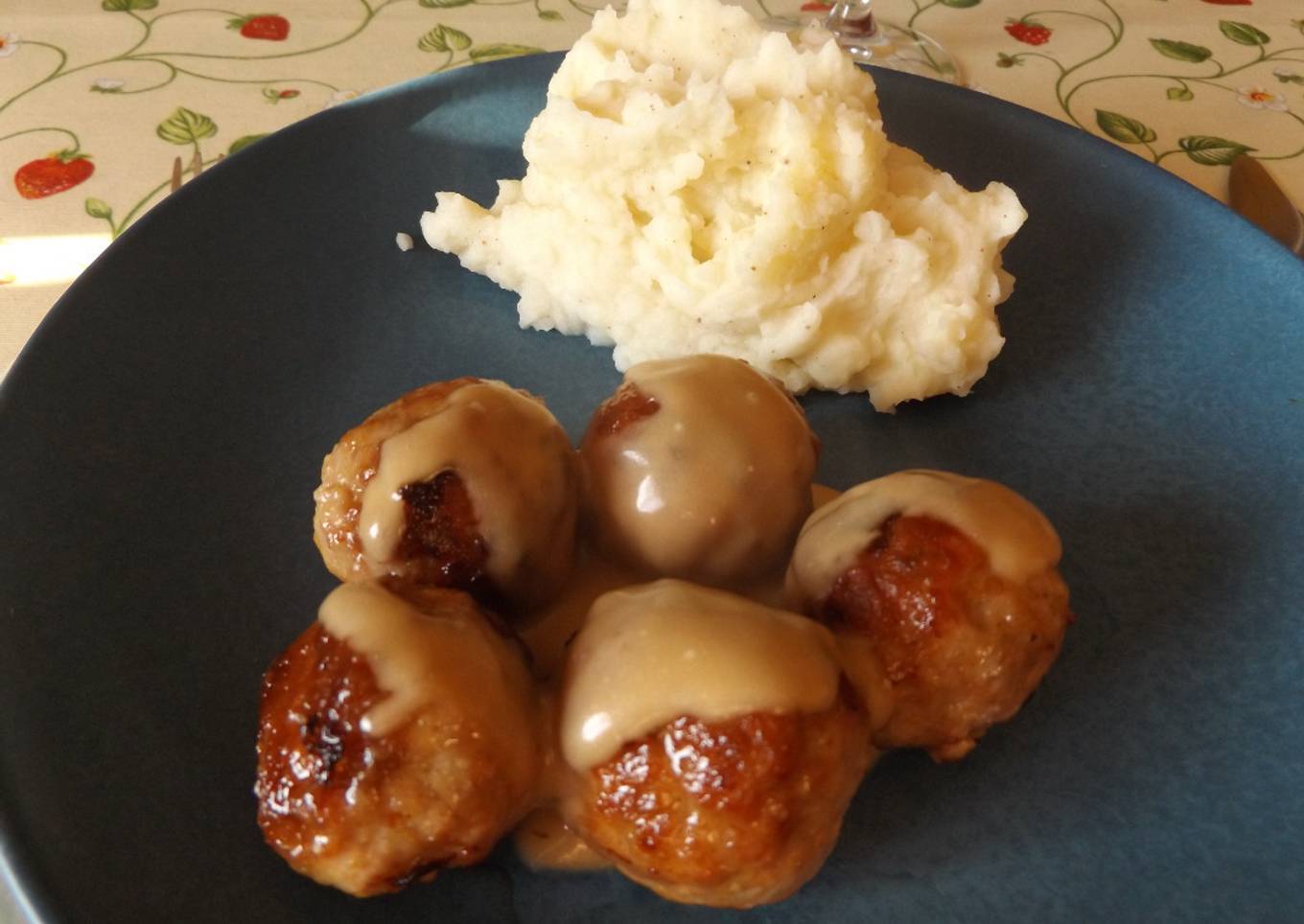Albóndigas al whisky con salsa y puré de patatas y nabos