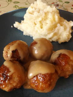 Una foto de Albóndigas al whisky con salsa y puré de patatas y nabos