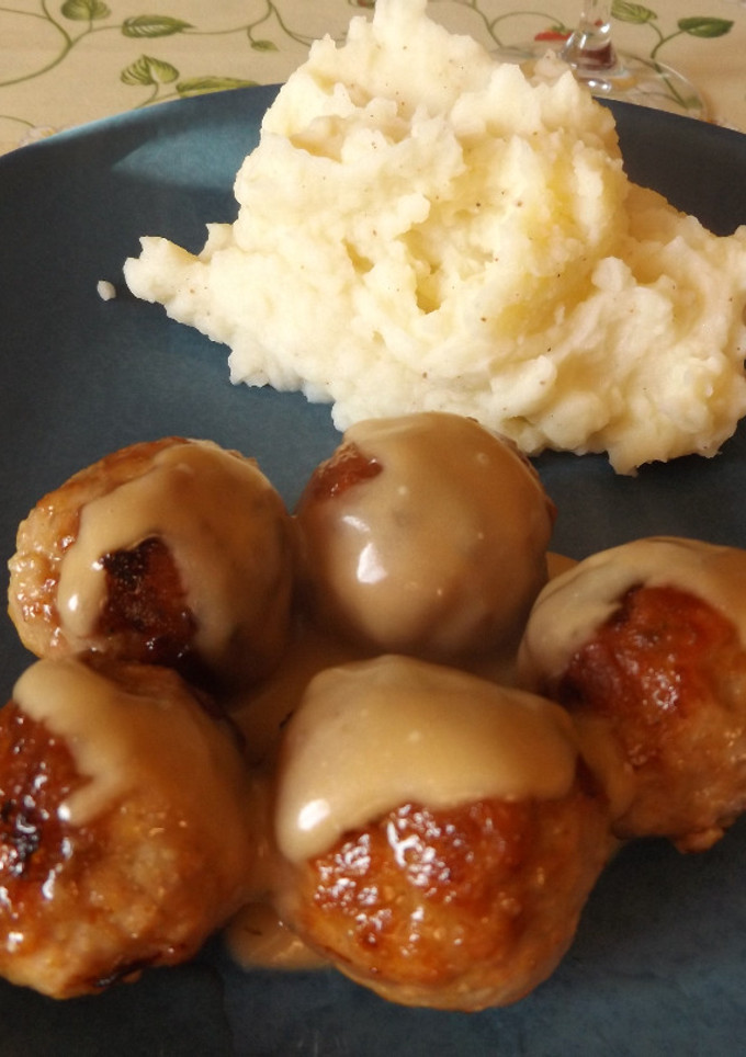 Una foto de Albóndigas al whisky con salsa y puré de patatas y nabos
