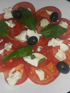 Una foto de Carpaccio de tomate y queso fresco