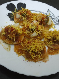 ચાટ પૂરી (Chaat Poori Recipe in Gujarati) રેસીપી મુખ્ય ફોટો