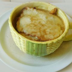 A picture of French Onion Soup.