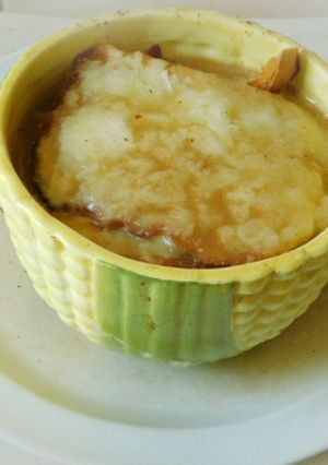 A picture of French Onion Soup.