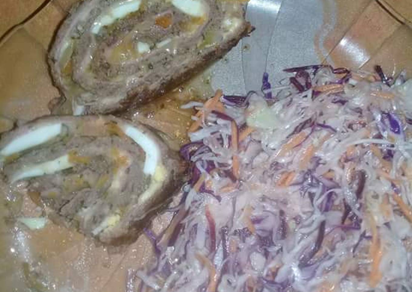 Arrollado de carne picada con ensalada