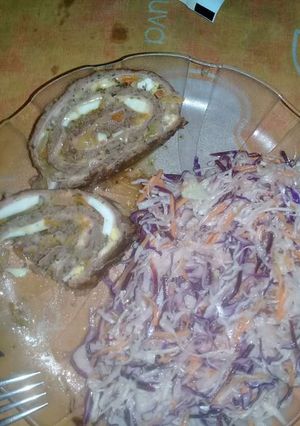 Una foto de Arrollado de carne picada con ensalada