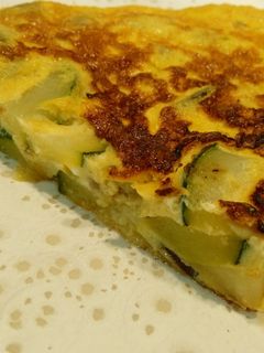 Una foto de Tortilla de calabacín, cebolla y patata