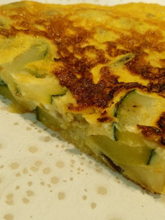 Una foto de Tortilla de calabacín, cebolla y patata