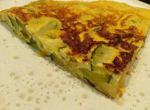 Una foto de Tortilla de calabacín, cebolla y patata