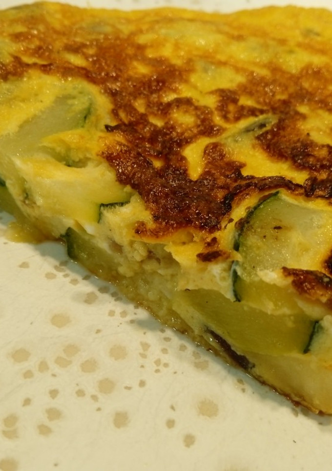 Una foto de Tortilla de calabacín, cebolla y patata