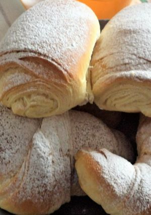 Foto di Pain au chocolat e croissants sfogliati