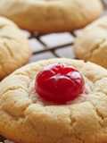 Galletas con Guinda en el Medio y Horneada