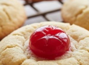Una foto de Galletas con Guinda en el Medio y Horneada