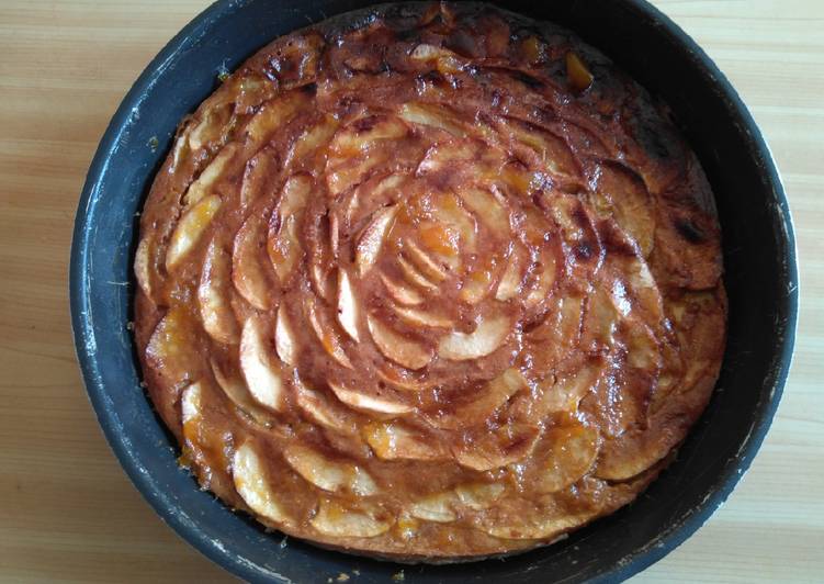 Recipe of Homemade Tarta de yogur y manzanas de casa