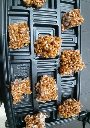 A picture of Puffed rice chikki.