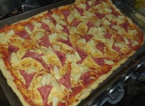 Una foto de Pizza con salsa de tomate casera