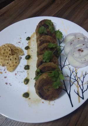 नदरू (कमल ककडी) के कबाब विद् चिप्स (Nadru (Kamal kakdi) ke kabab with chips recipe in Hindi) रेसिपी मुख्य फोटो