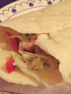 Una foto de Wraps de pollo y vegetales con salsa aioli