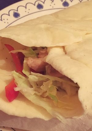 Una foto de Wraps de pollo y vegetales con salsa aioli