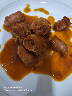 Una foto de Nido de vermicelli (fideos de arroz) con salchichas