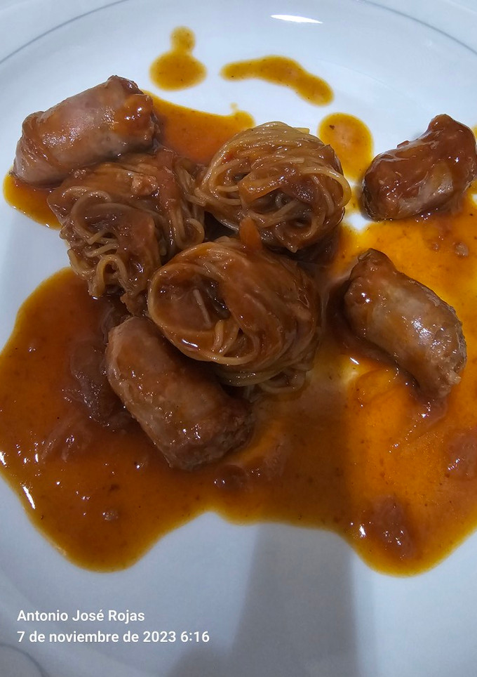 Una foto de Nido de vermicelli (fideos de arroz) con salchichas