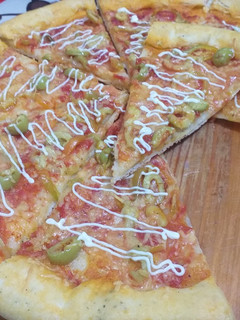 صورة لوصفة بيتزا محشية بالجبن على جوانب 🍕