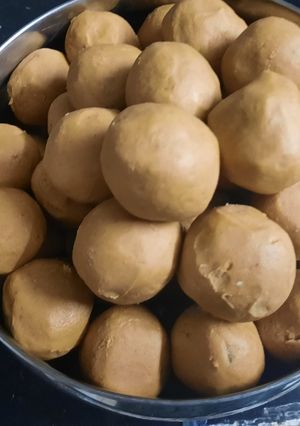 बेसन लाडू (Besan Ladoo Recipe In Marathi) रेसिपी चे मुख्य फोटो 