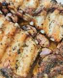 Costillar de cerdo al horno con ajos y chimichurri
