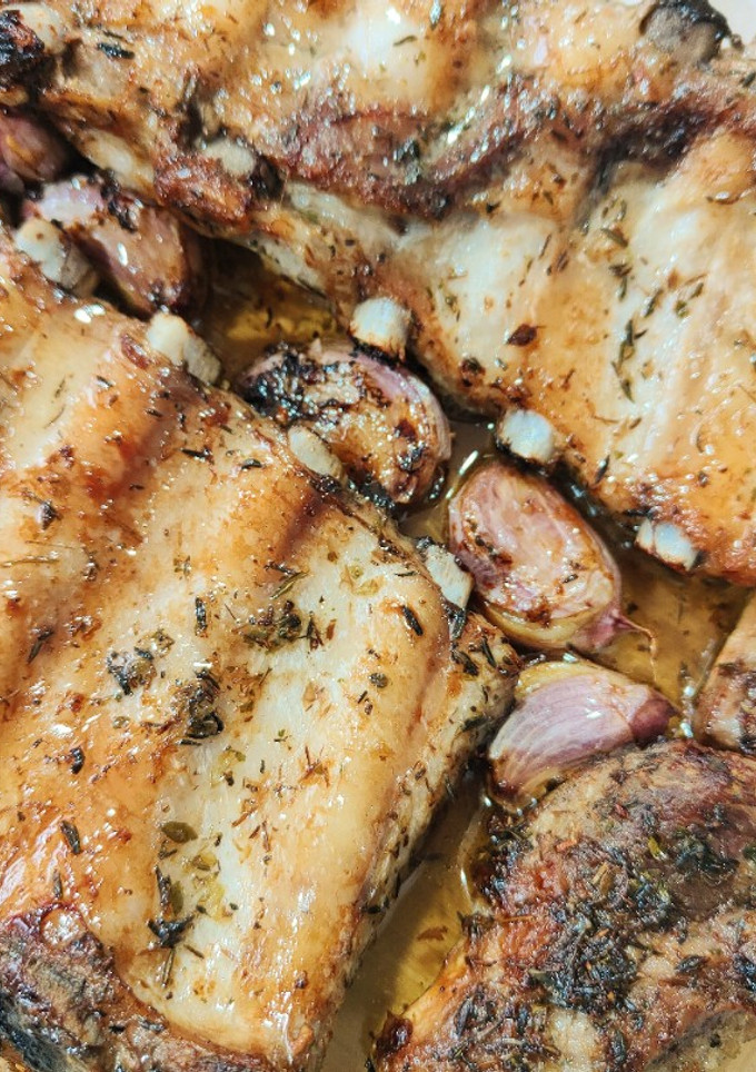 Una foto de Costillar de cerdo al horno con ajos y chimichurri