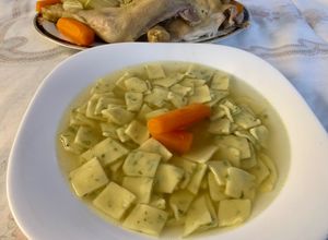 Foto di Quadrotti in brodo di gallina