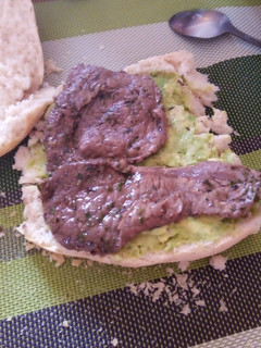 Una foto de Sándwich de Carne y palta