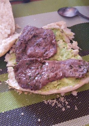 Una foto de Sándwich de Carne y palta