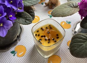 Una foto de Mousse de maracuyá (parchita, fruta de la pasión)