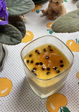 Una foto de Mousse de maracuyá (parchita, fruta de la pasión)