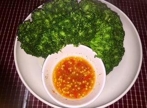 Hình của món Súp lơ (bông cải xanh) luộc chấm muối ớt.