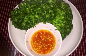 Súp lơ (bông cải xanh) luộc chấm muối ớt
