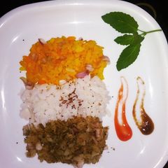 A picture of Poha (tricolour).