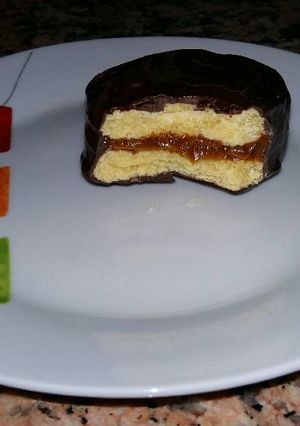 Una foto de Alfajor de chocolate Argentino