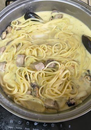 Una foto de Fideos al vino con mariscos y salsa blanca