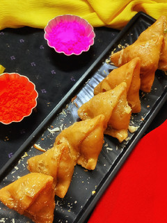समोसा गुजिया (samosa gujiya recipe in Hindi) रेसिपी मुख्य फोटो
