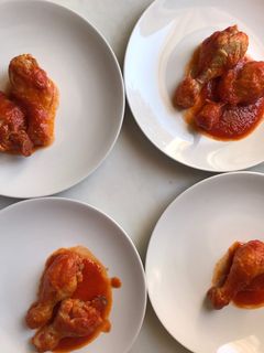 Una foto de Muslitos de pollo con tomate